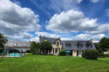 Gîte pour 12 personnes, avec piscine et terrasse à Saint-Thurien