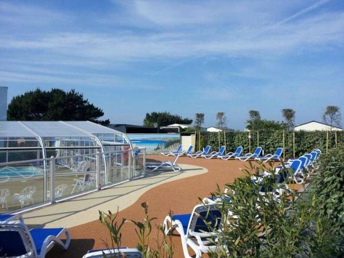 Camping pour 5 personnes, avec terrasse ainsi que piscine et jardin, animaux acceptés