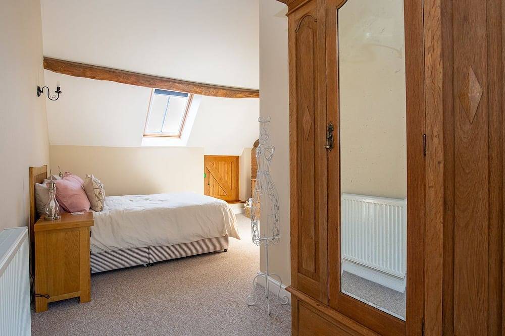 Siskin Barn, Near Stratford-upon-Avon, sleeps 9 guests  in 4 bedrooms in Bidford on Avon, Warwickshire