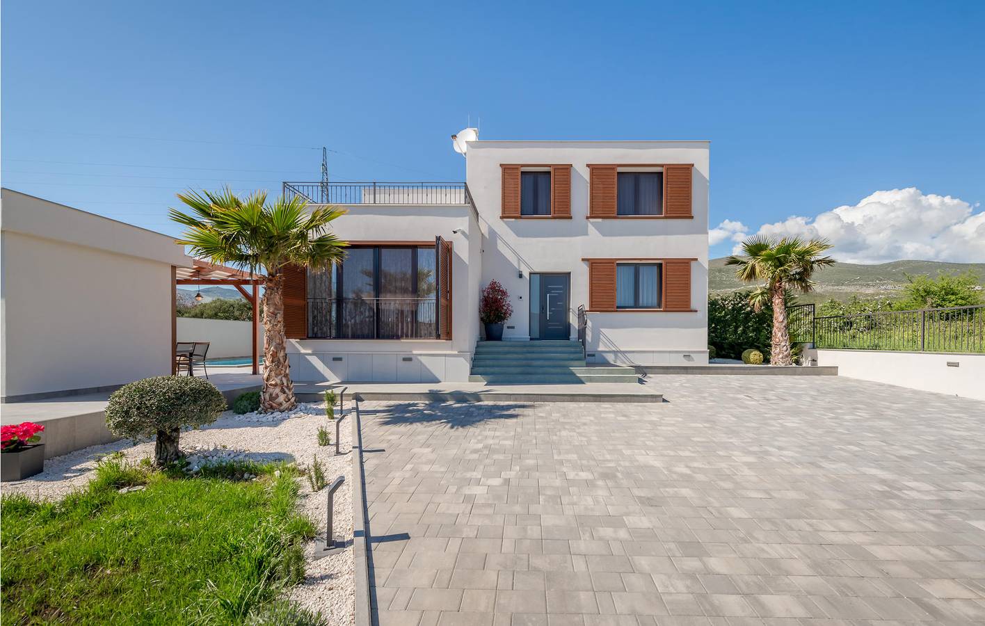 Urlaub am Meer: 2,5 km zum Strand, Pool und Terrasse mit Meerblick in Plano (Kroatische Adria), Split-Dalmatien