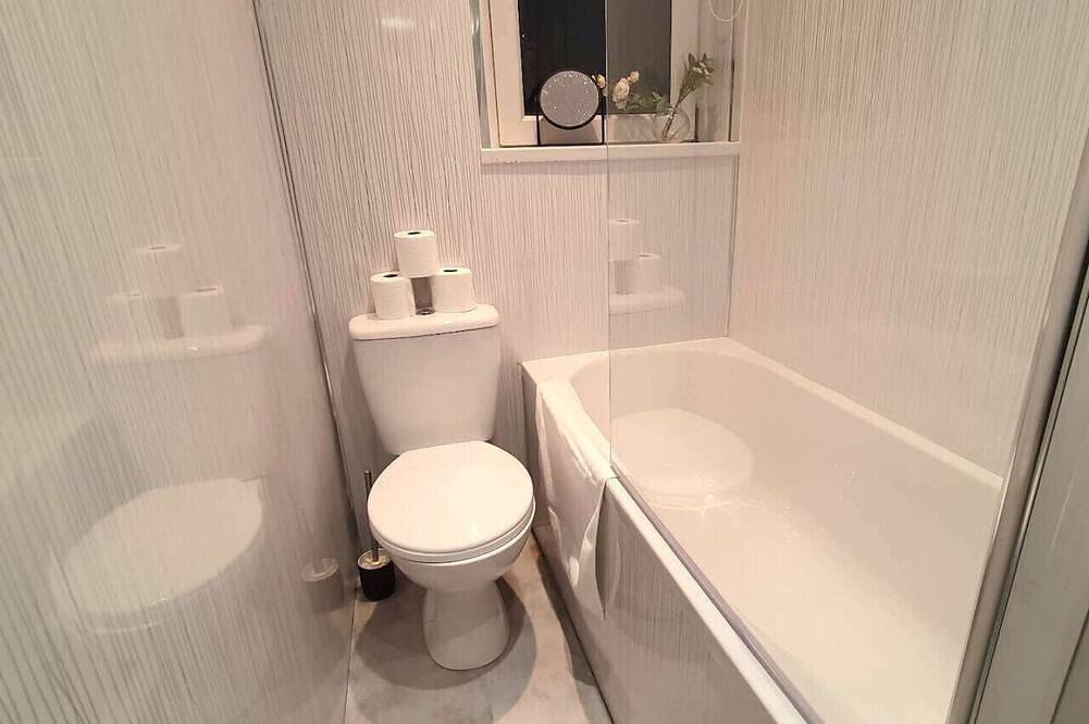 Mackie House: A fully equipped house in a residential area within the costal town of Port Glasgow in Inverclyde