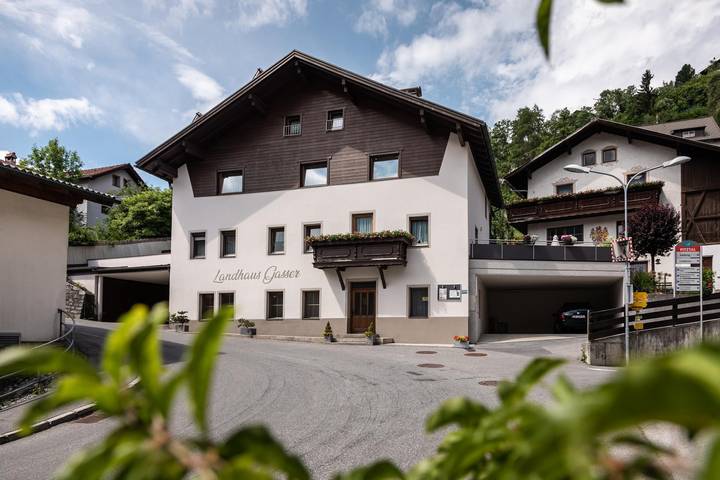 Ferienwohnung für 5 Personen, mit Balkon und Garten sowie Sauna in Wenns