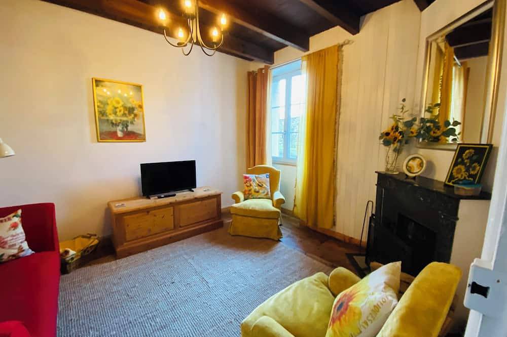 Cosy French cottage with access to peaceful gardens -10 mins walk to town centre in Ruffec, Charente