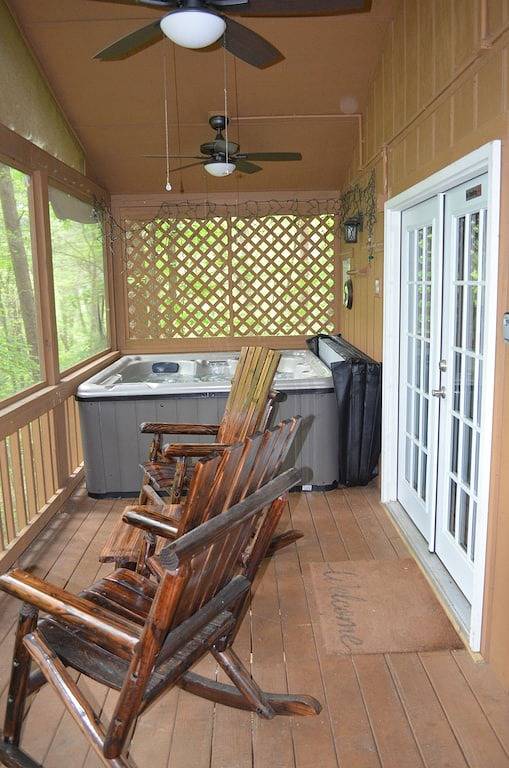 Quaint cabin w/hot tub-10 min from Helen! in Chattahoochee National Forest