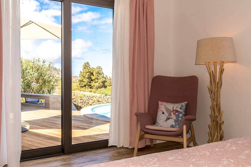 Nuevo: villa de arquitecto con piscina privada y vista al Atlántico sin obstáculos en Puntagorda in El Pueblo, Puntagorda