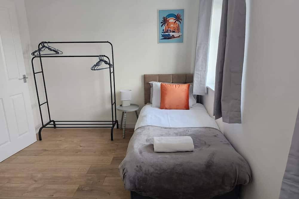 Homington House Long Stays Discount Free Parking in Swindon, North Wessex Downs