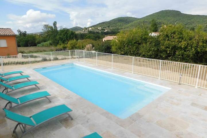 Location de vacances pour 10 personnes, avec terrasse et jardin à Saint-Sauveur-de-Cruzières