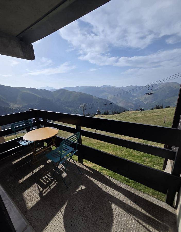 Appartement entier, Studio 5 personnes, pied des pistes, balcon, vue montagne in Luchon-Superbagnères, Saint-Aventin