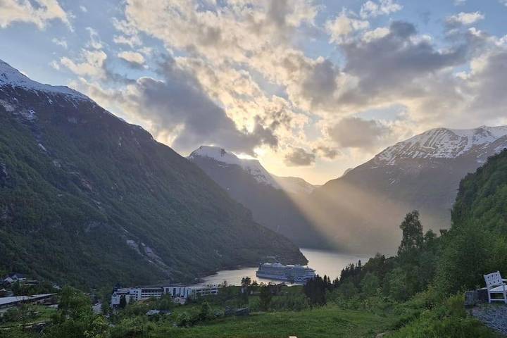 Ferienhaus für 9 Personen, mit Balkon und Terrasse sowie Garten und Ausblick in Geirangerfjord