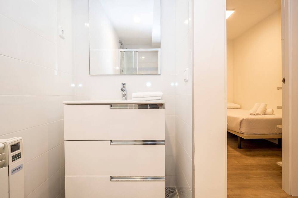 Entire apartment, Bebarceloner Pelayo Apartments with Terrace - 2 bedrooms, 2 bathrooms in Barcelona Centre, Barcelona