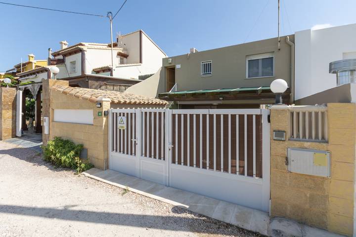 Finca for 5 people, with garden and balcony in Dénia