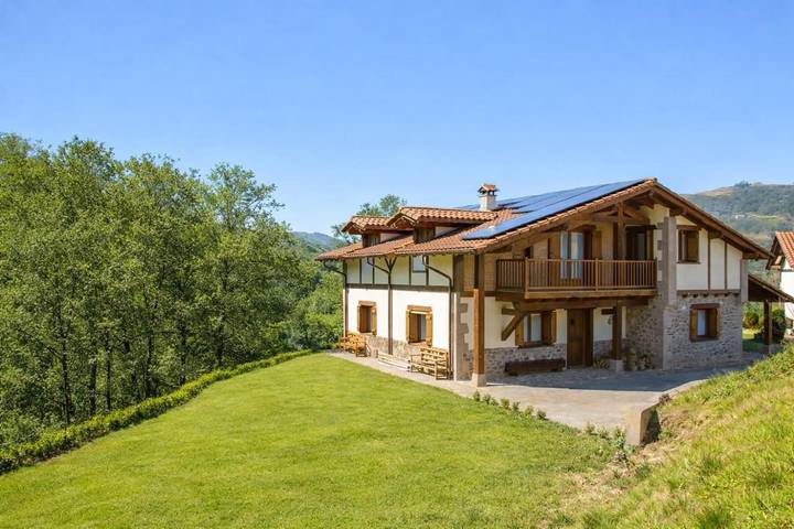 Chalet pour 11 personnes, avec Balcon et Terrasse ainsi que Jardin et Vue à Etxalar
