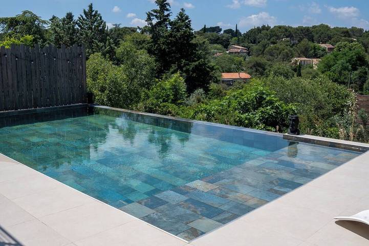 Appart’hôtel pour 2 personnes, avec terrasse et jacuzzi à Nîmes