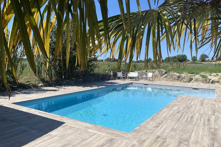 Location de vacances pour 6 personnes, avec terrasse ainsi que jardin et jacuzzi dans Maubec (Isère)