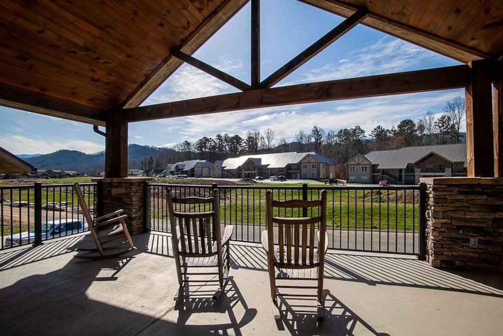 Ganze Wohnung, Cozy Cades Cove Condo with Community Pool! in Tuckaleechee, Blount County