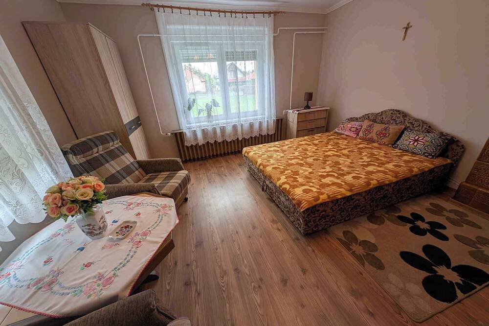 Casa vacanze con giardino e Wi-Fi in Balatonfenyves, Riva Meridionale del Lago Balaton