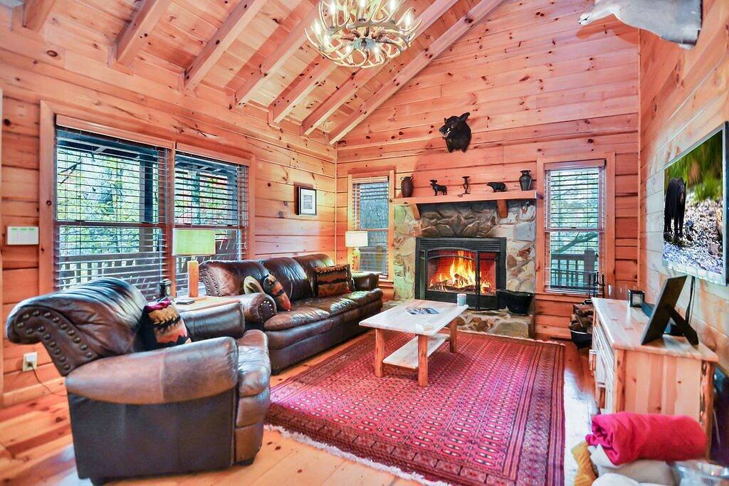 Cozy Lakefront Cabin Hot Tub & Fireplace + Covered Deck Romantic - Pet Friendly in Cherry Log, Chattahoochee National Forest