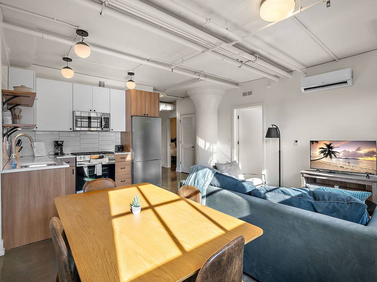 Entire apartment, Cozysuites Nlg w pool  bowling alley  sauna  23 in Minneapolis, Twin Cities