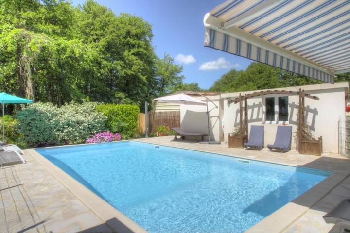 Chambre d’hôte pour 3 personnes, avec Terrasse ainsi que Jardin et Piscine à Sarrola-Carcopino