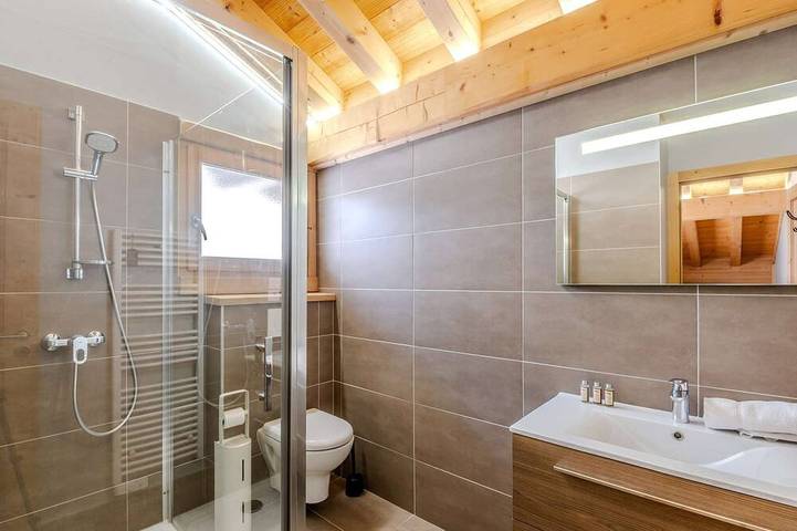Chalet Cerf, Sleeps 10, Hot Tub, Ascension Immobilier in La Côte-d'Arbroz, Les Portes du Soleil