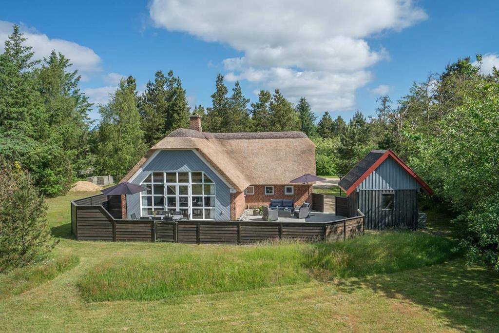 Schönes Steinhaus mit Reetdach und geschlossene Terrasse in Nørre Nebel, Varde