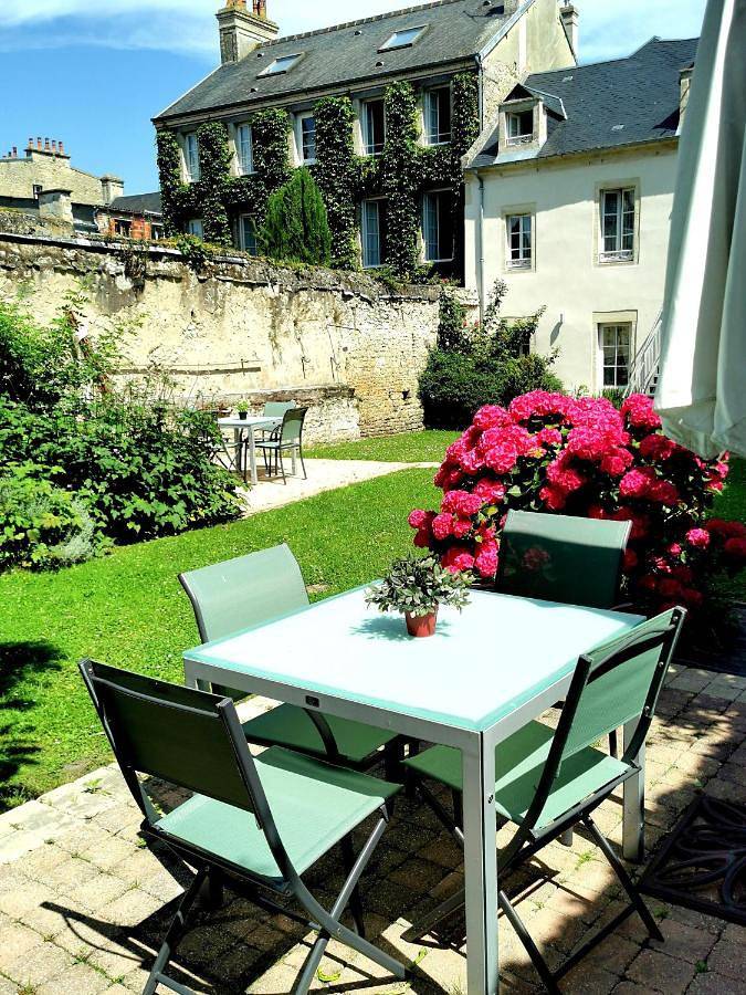 Appartement entier, Apt duplex ou plain pied tout confort plein centre ville Bayeux proche commerces, restaurants, avec terrasse privative ou jardin commun aménagé clos, parking gratuit à proximité, proche plages du débarquement in Bayeux, Région de Bayeux