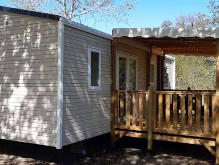 Camping pour 6 personnes, avec terrasse et piscine