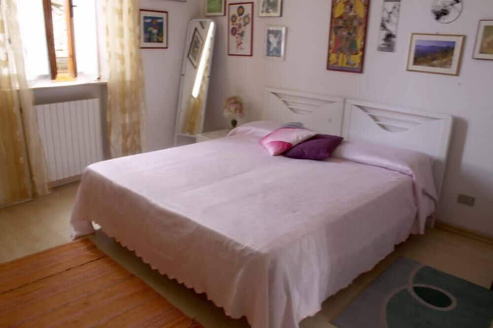 Entire apartment, Apartment/ flat - 3 rooms - 2/4 persons in Siena, Siena Province