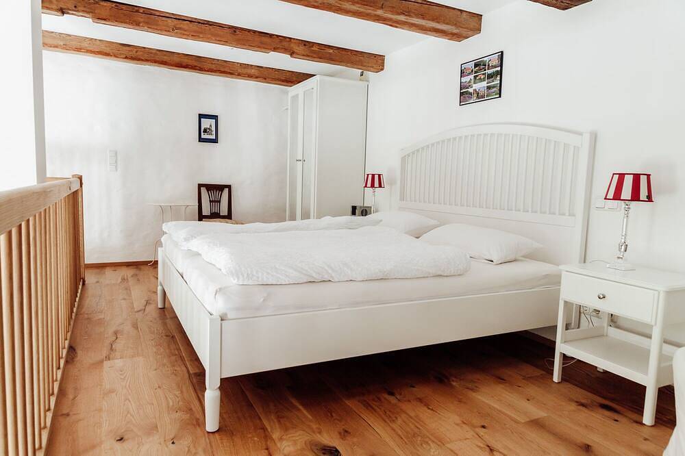 Ganze Wohnung, Extravagante Wohnung mit großer Schlafgalerie im Schlosshof in Regenstauf, Ostbayern