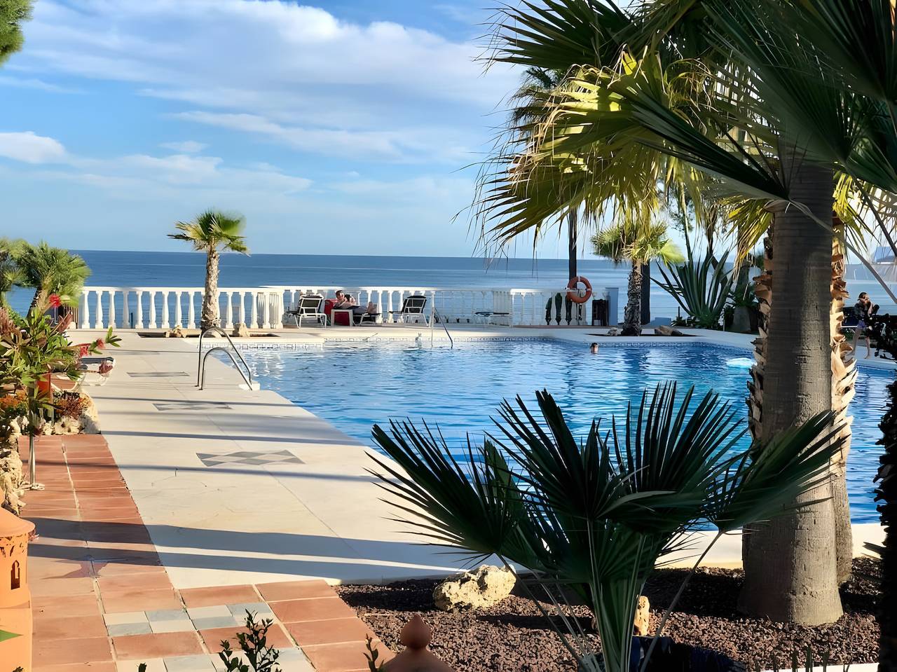 Appartement entier, Appartement 'La Perla De La Bahía, Espectacular' avec vue sur la mer, Wi-Fi et climatisation in Playa de Sabinillas, Casares