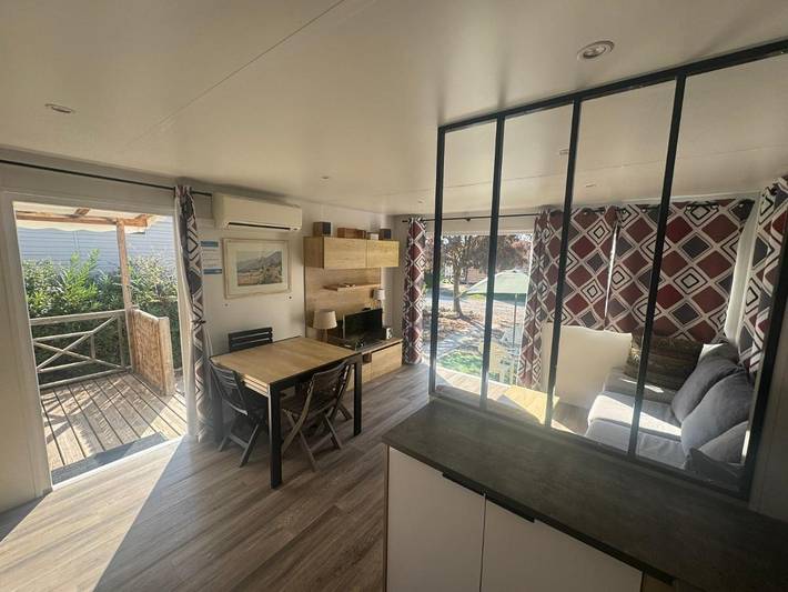 Camping pour 6 personnes, avec bassin pour enfant et jardin ainsi que jacuzzi et piscine