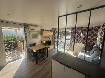 Camping pour 6 personnes, avec jardin et jacuzzi ainsi que piscine et bassin pour enfant à Lattes