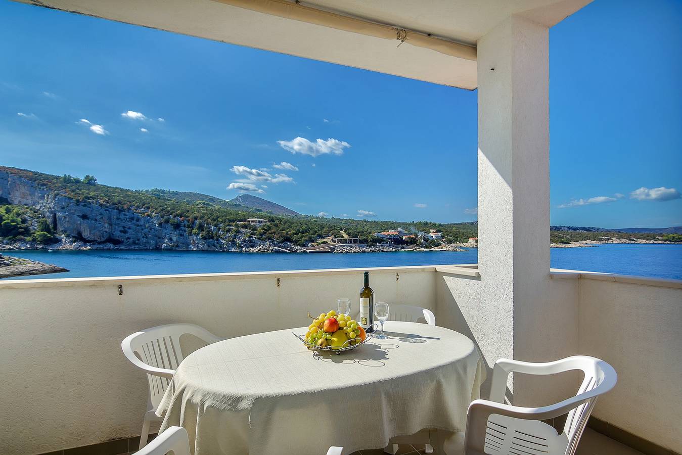 Ganze Wohnung, 3-Zimmer-Ferienwohnung am Strand Bucht Pokrivenik, Hvar A-5231-a in Gdinj, Hvar