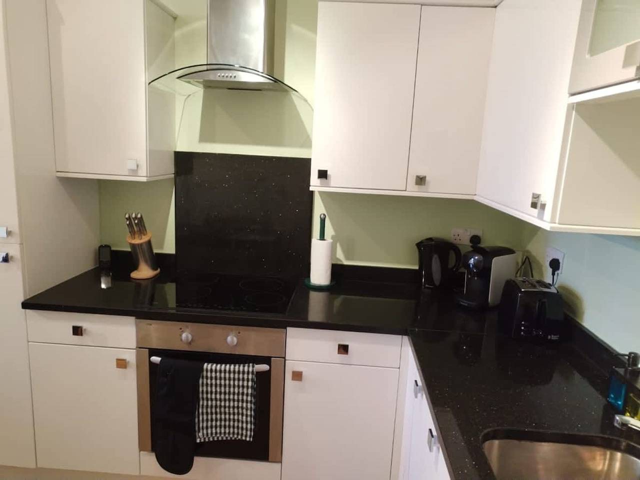 Entire apartment, Spacious 1Br Apartment   Steps from Brick Lane in Bethnal Green, London