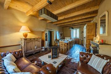Gîte pour 12 personnes, avec jardin et vue à Peyrusse-le-Roc