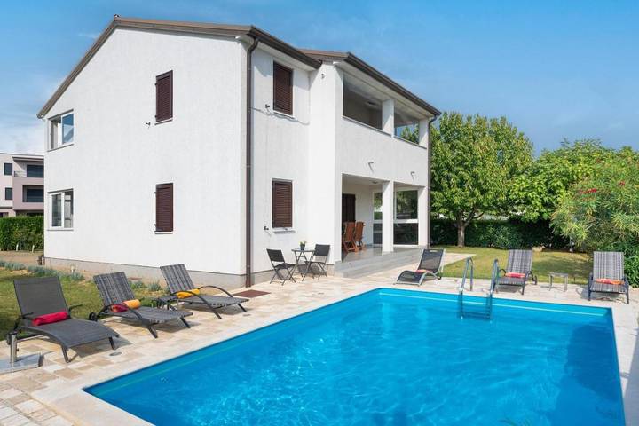 Ferienwohnung für 3 Personen, mit Ausblick und Pool sowie Garten in Nova Vas