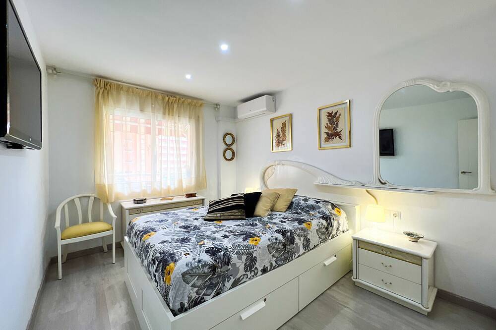 Ganze Wohnung, Apt 2 pax on the Santa Susanna promenade. Community pool and garden, free wifi and air conditioning in the living room. Excellent location, 3 min from the beach, shops, bars and restaurants. Lively area! Vivalidays Lora. in Santa Susanna, Costa del Maresme