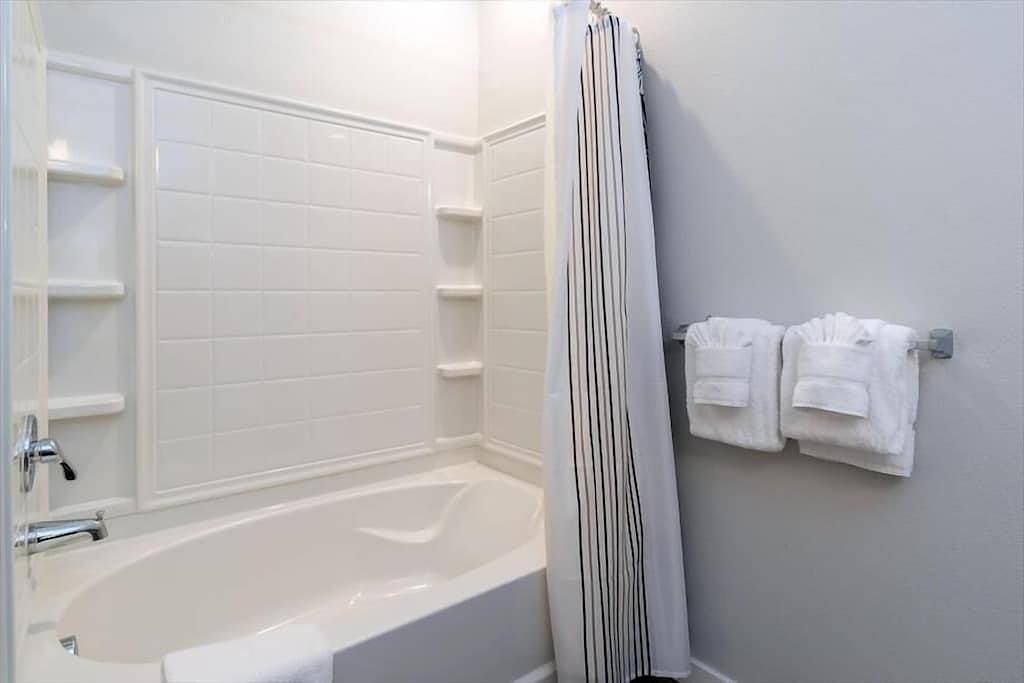 Ganze Wohnung, Free Parking! Heated Pool & Spa | nr Menlo Park Rail in Menlo Park, Silicon Valley