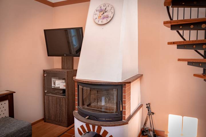 Holiday Home 'Traumhaftes Winzerhäuschen' with Mountain View, Private Terrace and Wi-Fi in Sankt Martin im Sulmtal, Steirerland