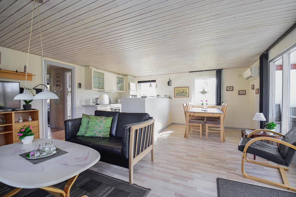 Gemütliches Ferienhaus mit Sauna, Schaukel und Kaminofen in Nørhede Vest, Ulfborg