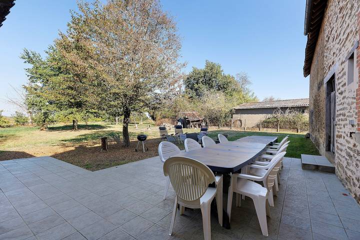 Ferienhaus „La Charmille“ mit privater Terrasse und eigenem Garten in Nouzerolles, Guéret und Umgebung