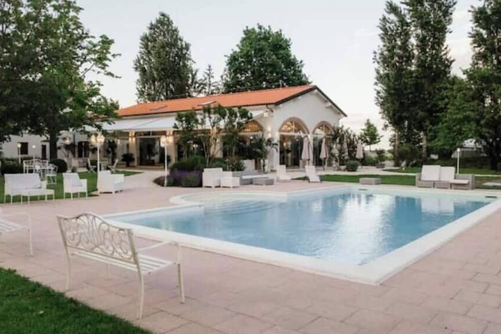 Villa La Personala | Villa Storica con Piscina nella Campagna Modenese in Mirandola, Provincia di Modena