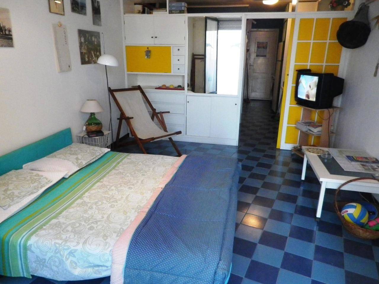 Pietre nere in Porticato, Giardini-Naxos