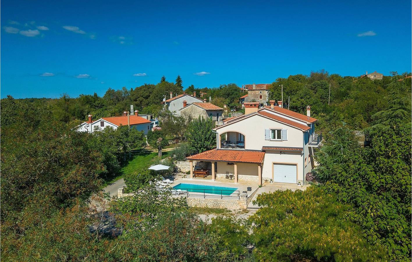 Appartement moderne d'une chambre avec piscine, Wi-Fi et parking près du centre-ville in Raša, Côte Est de l'Istrie