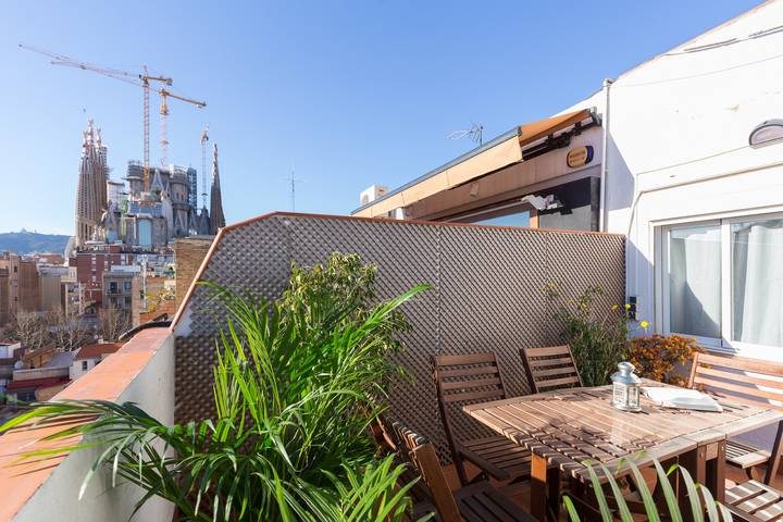 Ferienwohnung für 4 Personen, mit Balkon und Terrasse sowie Ausblick in Barcelona