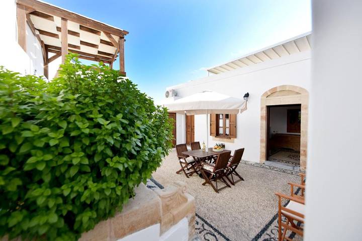 Villa for 4 people, with balcony and garden in Lindos