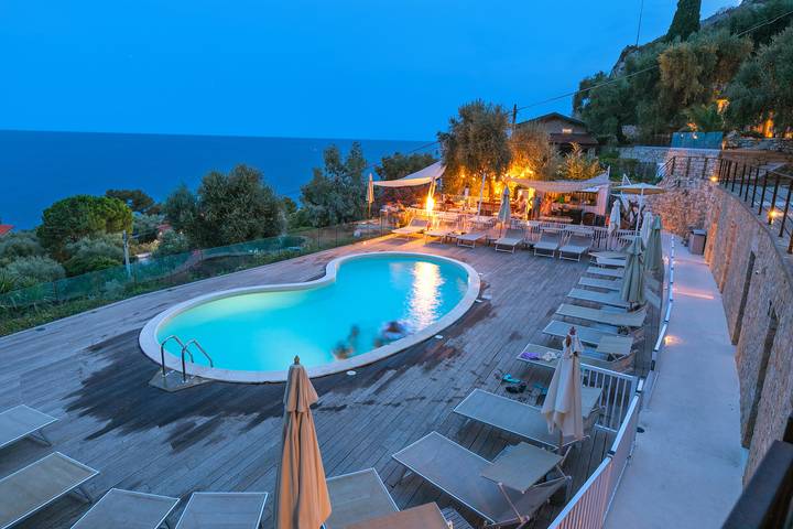 Maison de vacances pour 4 personnes, avec piscine ainsi que vue sur l’océan et terrasse à Grimaldi