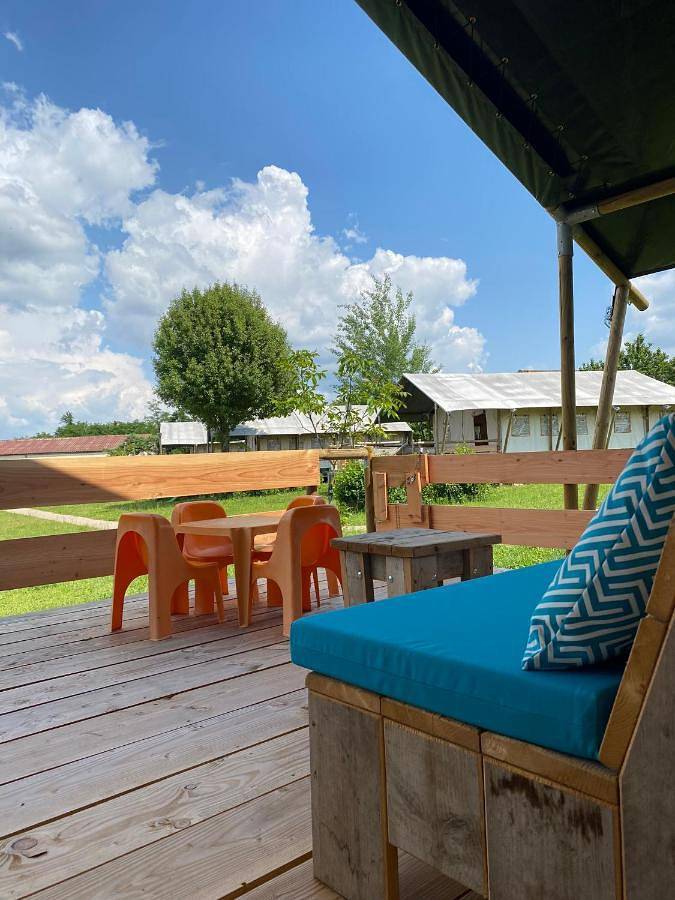 Camping pour 7 personnes, avec terrasse ainsi que piscine et jardin - 1
