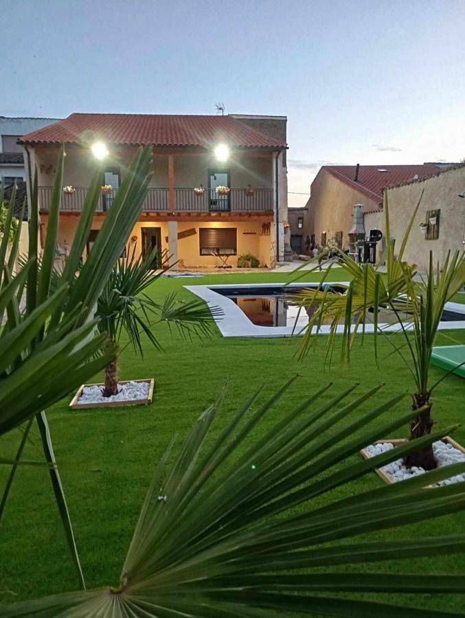 Casa rural para 10 personas, con piscina además de vistas y jardín en Tierra del Vino