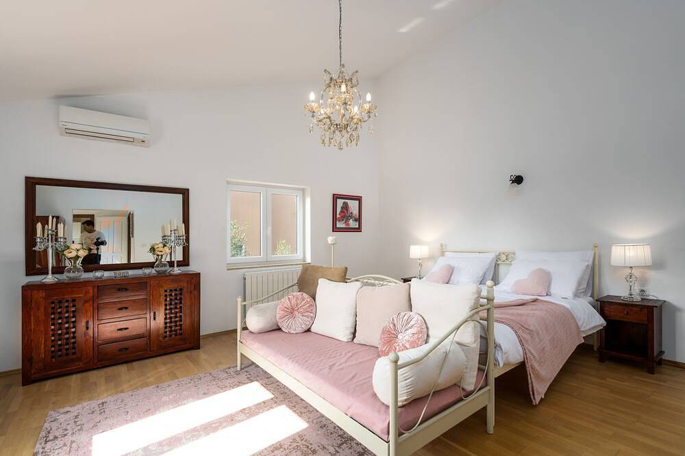 Villa with pool, up to 12 people,6 bedrooms, close to the beach, garden, parking in Poreč, Grad Poreč